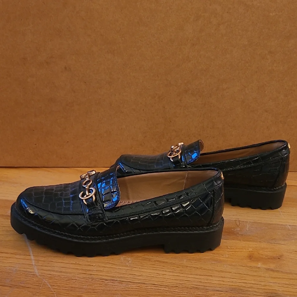 Chic Black Croc-Embossed Loafers with Gold Detail - Picture 4 of 7